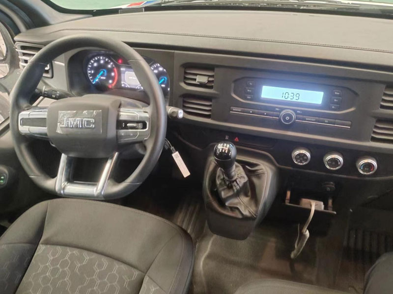 福順中軸高頂柴油監(jiān)護(hù)型救護(hù)車