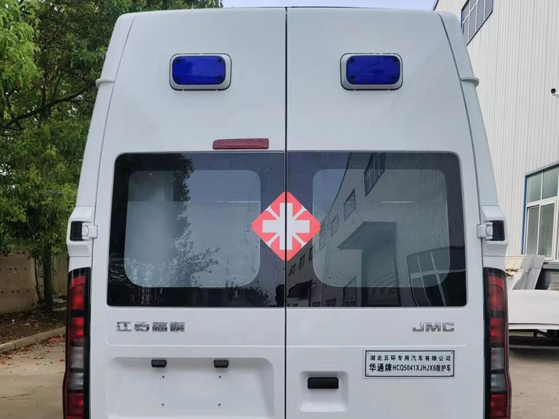 福順中軸高頂柴油監(jiān)護(hù)型救護(hù)車