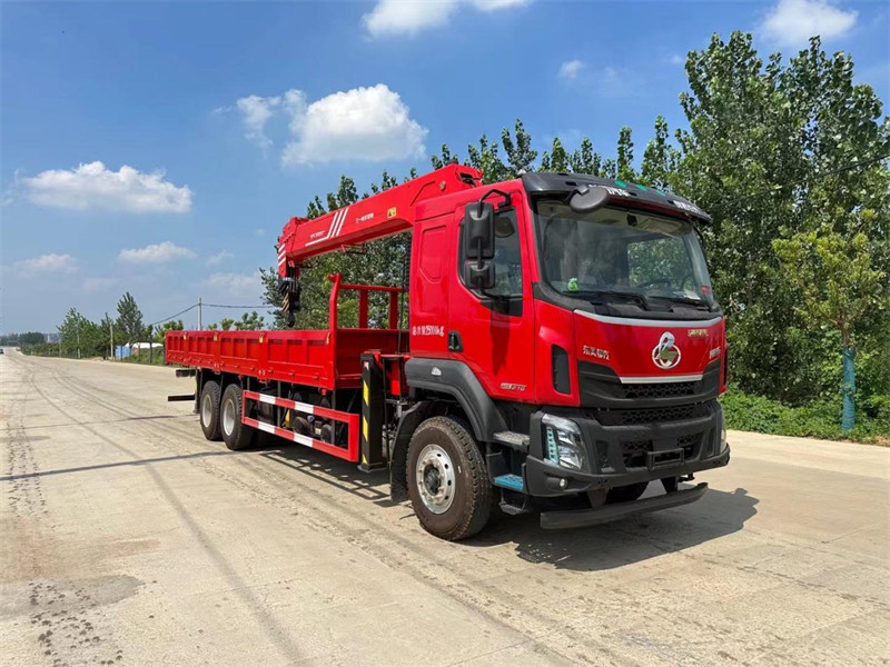 柳汽乘龍后八輪三一新款12噸五節(jié)臂隨車吊