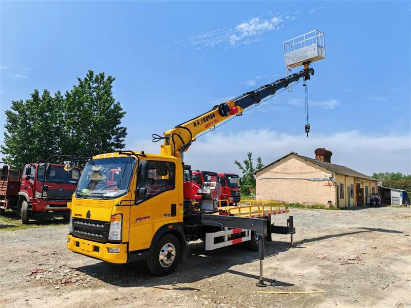 重汽豪沃20米多功能高空作業(yè)車(chē)隨車(chē)吊上藍(lán)牌