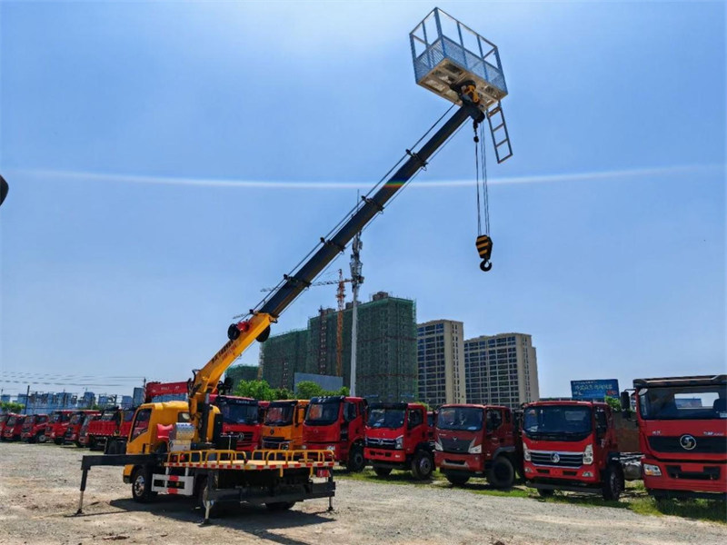重汽豪沃20米多功能高空作業(yè)車(chē)隨車(chē)吊上藍(lán)牌