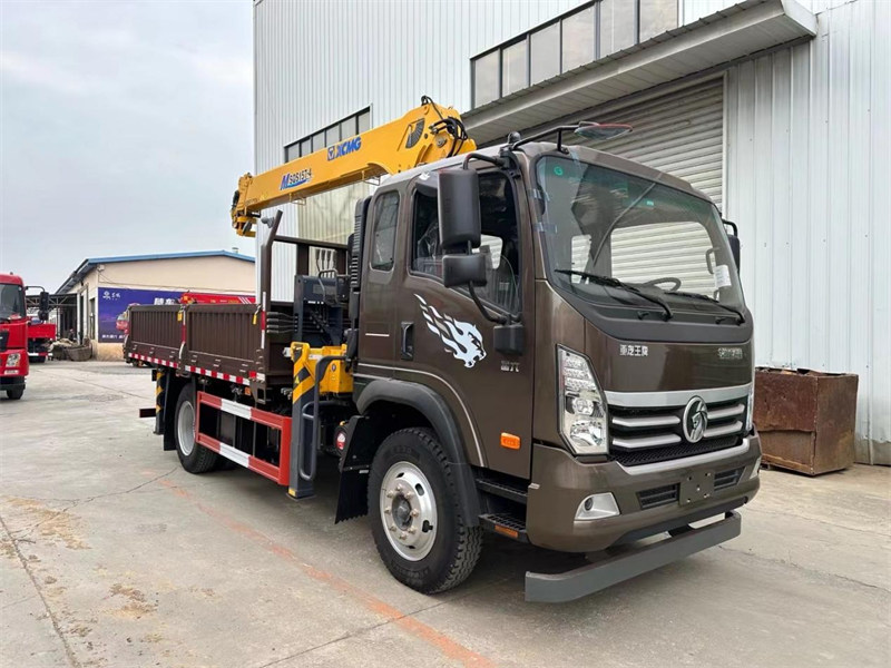 重汽王牌3900mm軸距隨車吊云貴川地區(qū)爬坡王