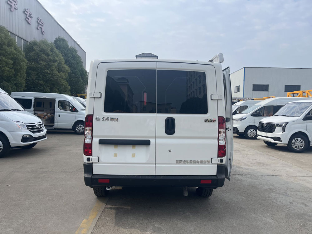東風(fēng)御風(fēng)短軸低頂宿營(yíng)車(chē)