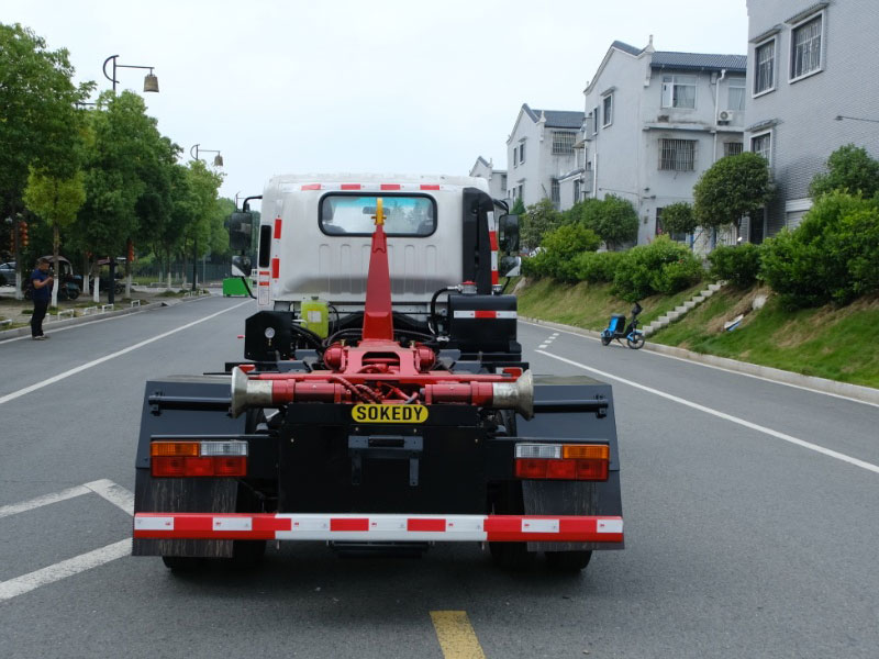 可下地庫(kù)大運(yùn)藍(lán)牌160馬力國(guó)六勾臂式垃圾車