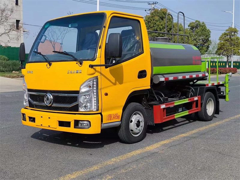 東風(fēng)小霸王汽油2方藍(lán)牌灑水車新型城市清潔利器