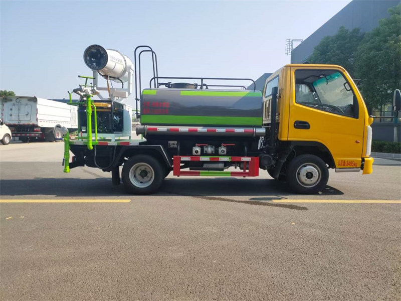 東風(fēng)小霸王汽油2方藍(lán)牌灑水車新型城市清潔利器
