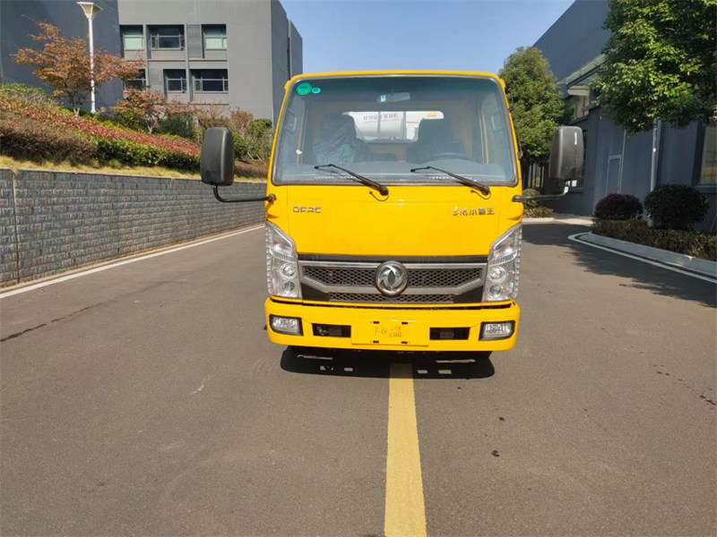 東風(fēng)小霸王汽油2方藍(lán)牌灑水車新型城市清潔利器
