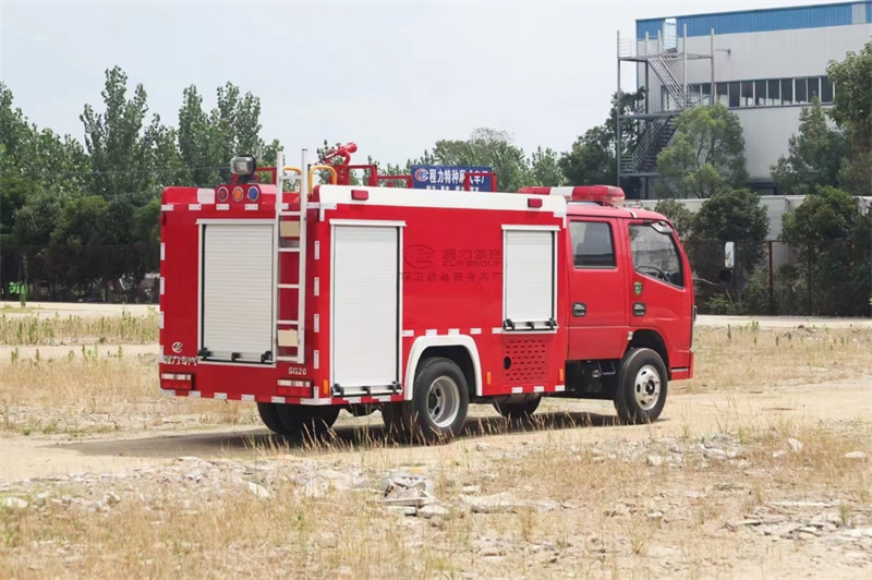 國(guó)六小多利卡2立方水罐消防車3308mm軸距