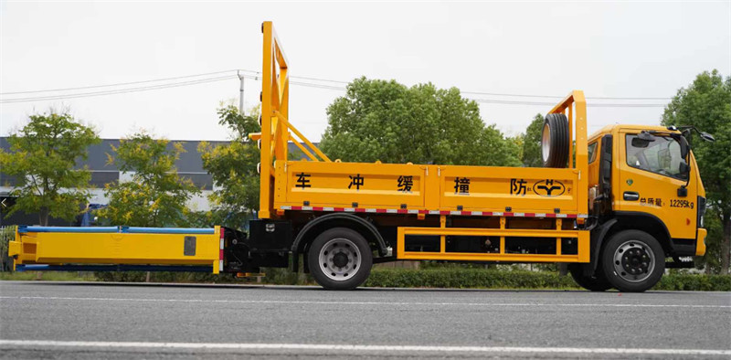 東風(fēng)福瑞卡F8軍工版防撞緩沖車出色安全性