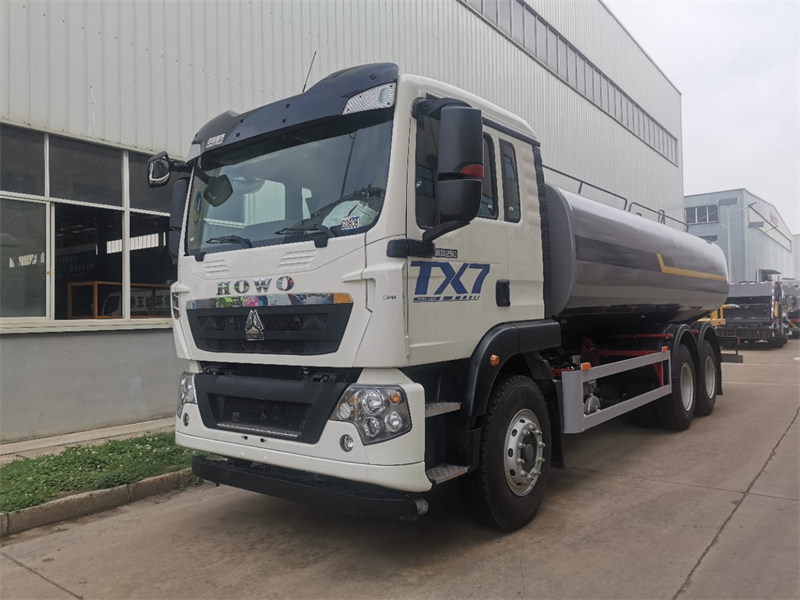 重汽豪沃24方超大容量灑水車城市環(huán)衛(wèi)工程的得力助手