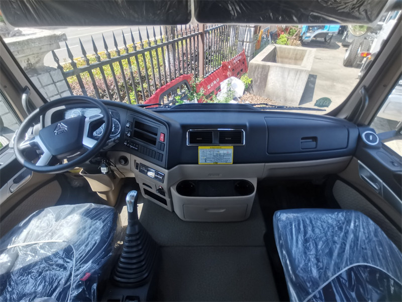 重汽豪沃24方超大容量灑水車城市環(huán)衛(wèi)工程的得力助手