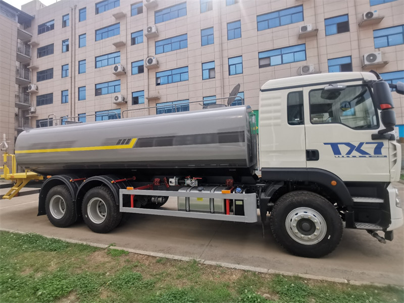 重汽豪沃24方超大容量灑水車城市環(huán)衛(wèi)工程的得力助手