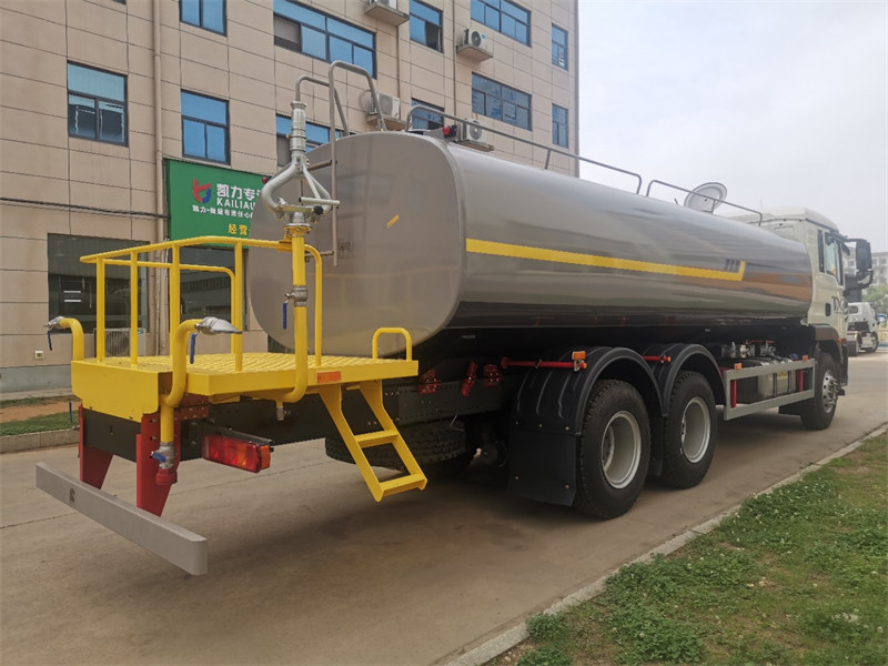 重汽豪沃24方超大容量灑水車城市環(huán)衛(wèi)工程的得力助手