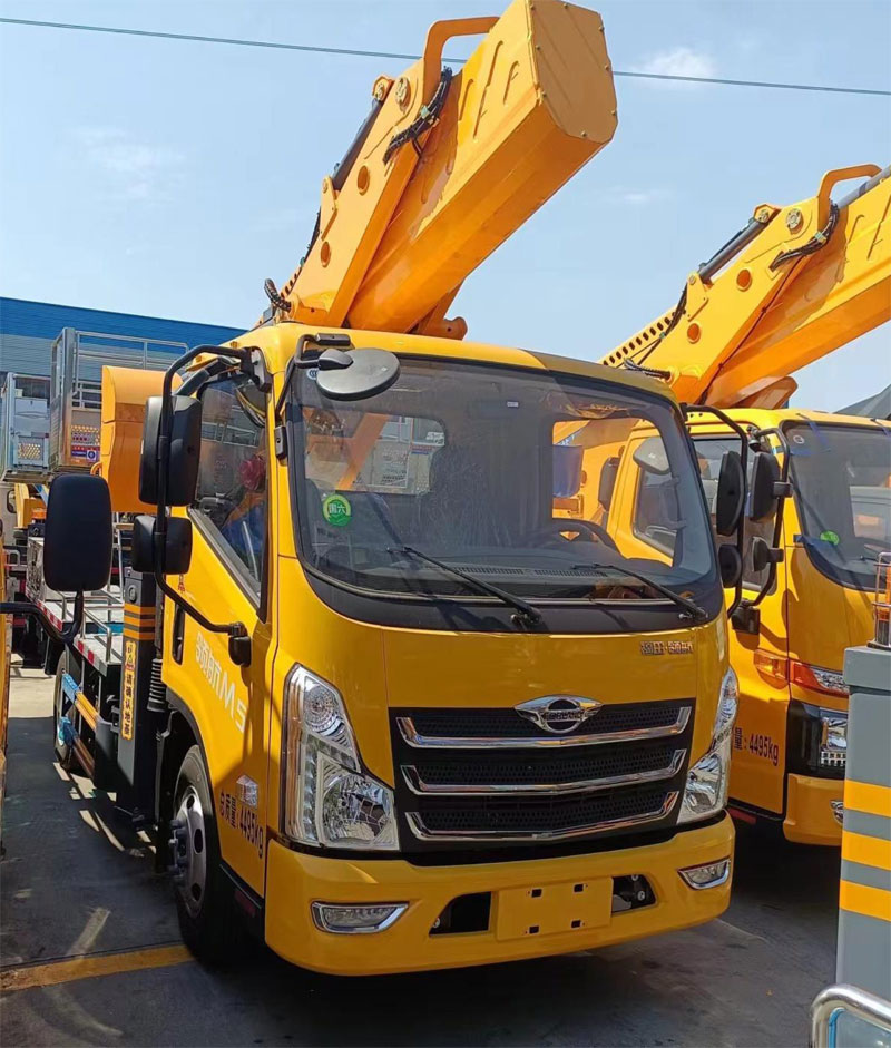 藍(lán)牌33米福田領(lǐng)航M5國六高空作業(yè)車