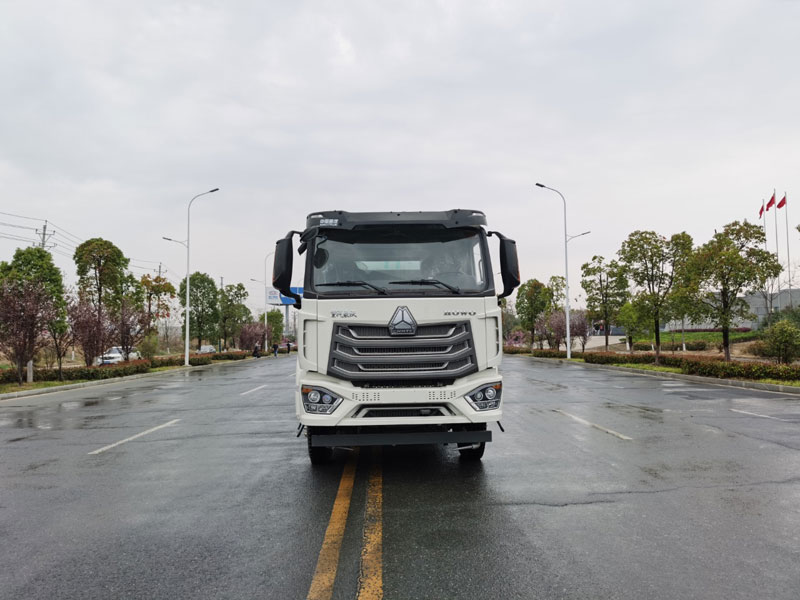 豪沃單橋13方罐體帶100米風機斜坡抑塵車