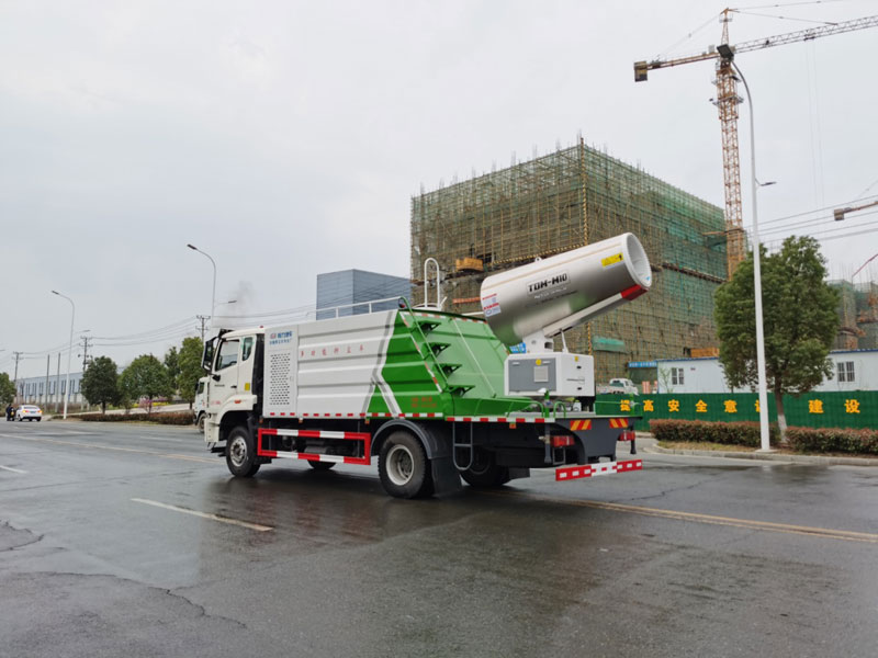 豪沃單橋13方罐體帶100米風機斜坡抑塵車
