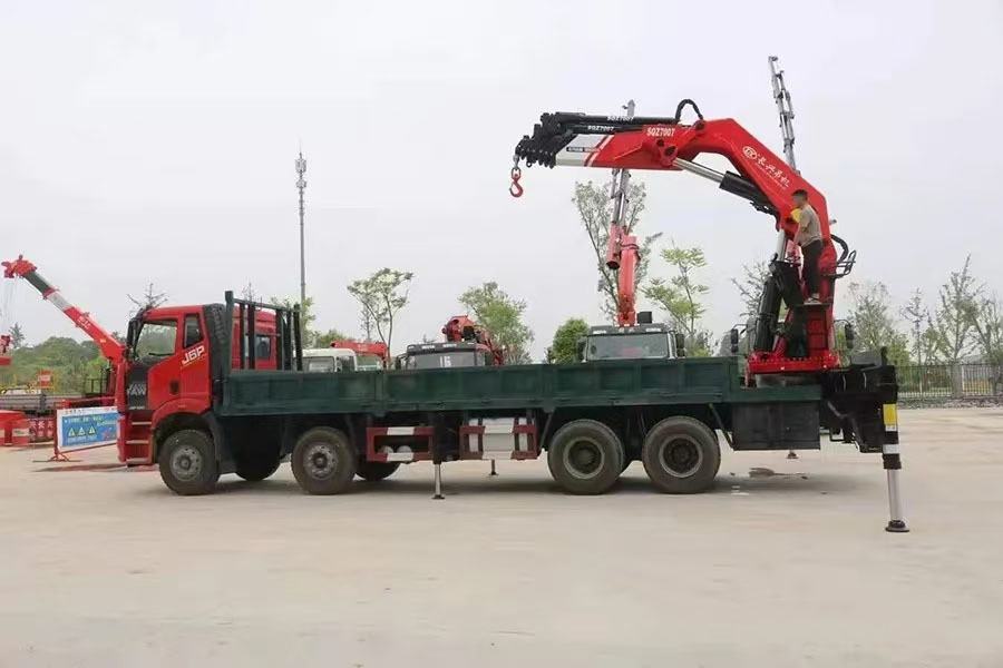 豪沃TX5前四后八宏昌天馬30噸7節(jié)隨車吊