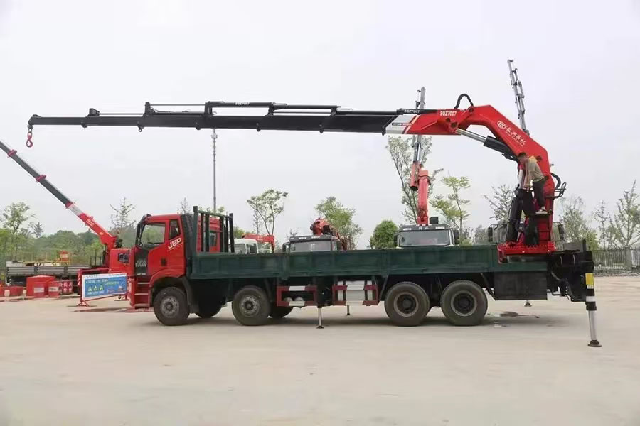 豪沃TX5前四后八宏昌天馬30噸7節(jié)隨車吊