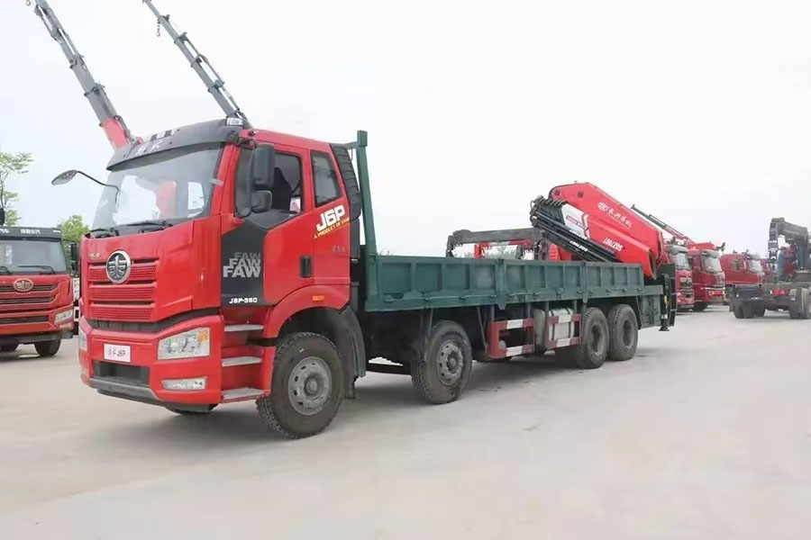 解放后八輪宏昌天馬30噸折臂隨車吊