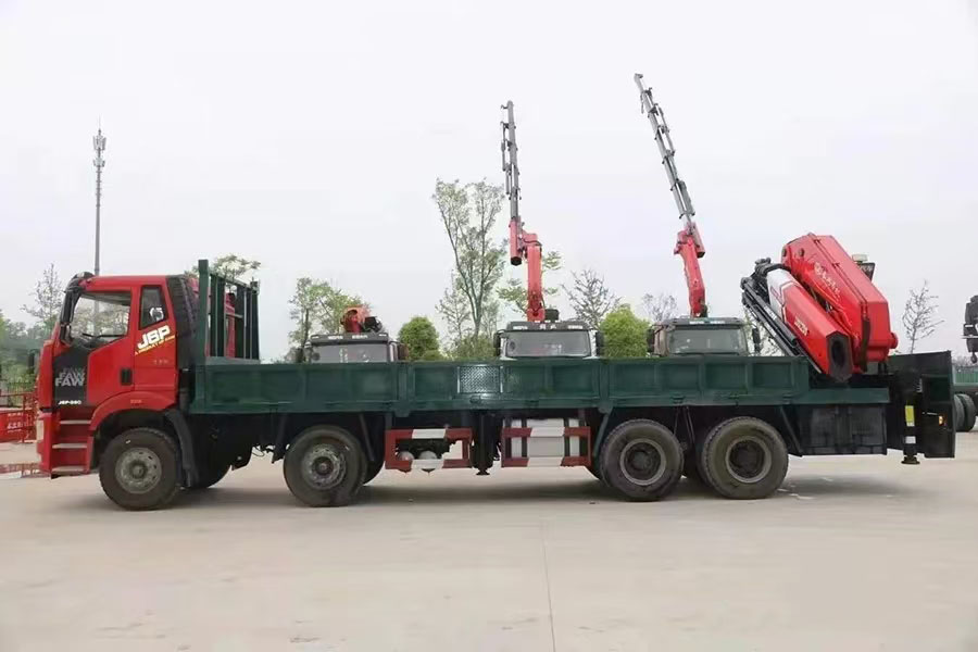 解放后八輪宏昌天馬30噸折臂隨車吊