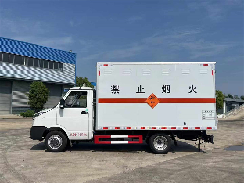 依維柯得意X45爆破器材箱式運輸車