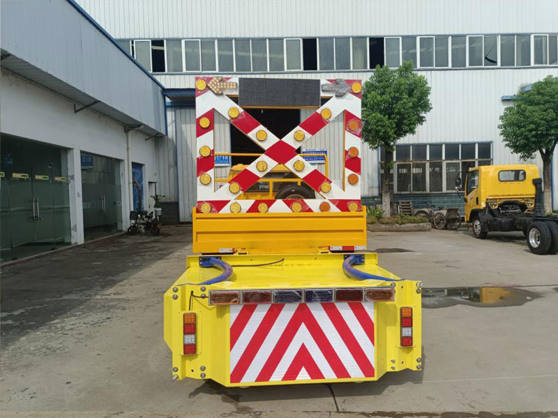 江鈴雙排3360軸距一次翻轉(zhuǎn)5043防撞緩沖車(chē)