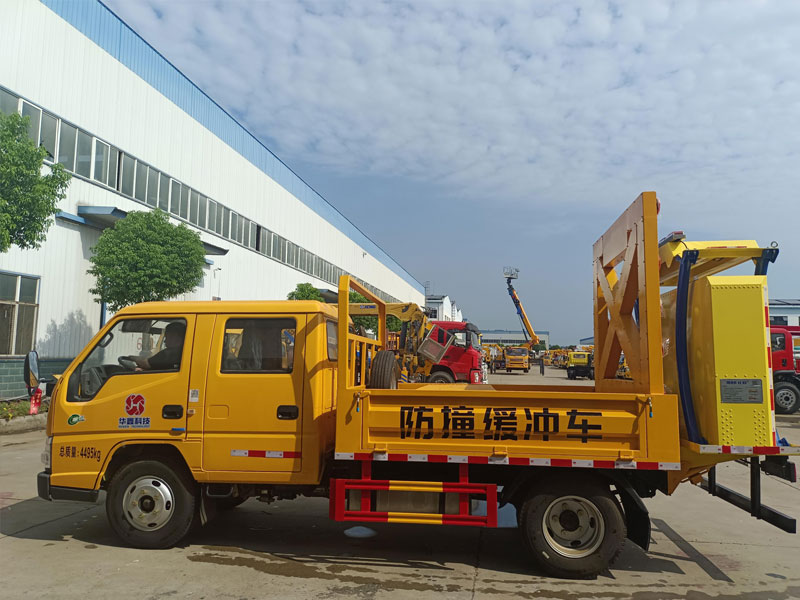 江鈴雙排3360軸距一次翻轉(zhuǎn)5043防撞緩沖車(chē)