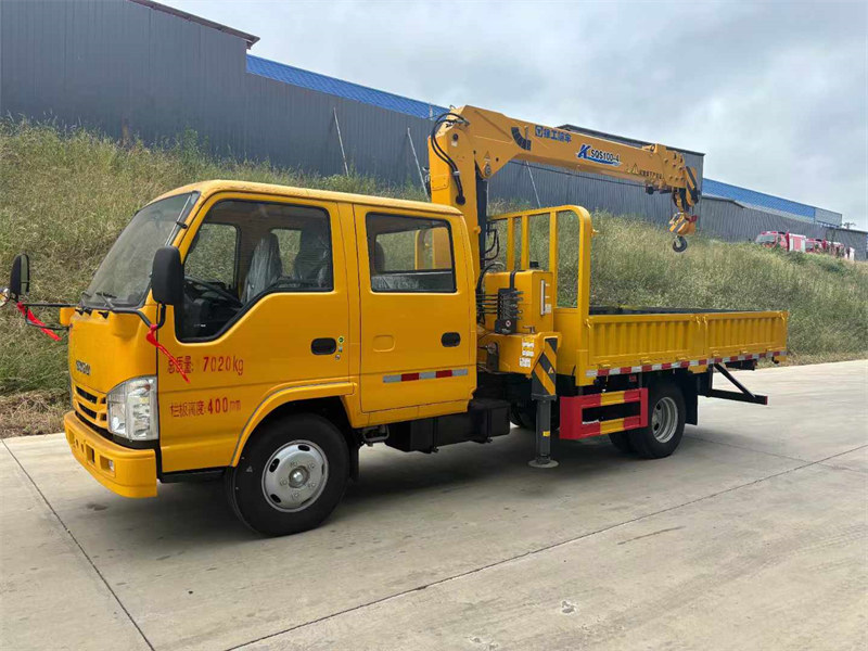 五十鈴雙排座黃牌隨車吊搭載徐工4噸三節(jié)直臂吊機