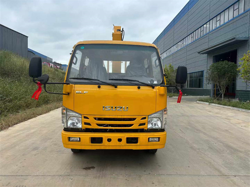 五十鈴雙排座黃牌隨車吊搭載徐工4噸三節(jié)直臂吊機(jī)