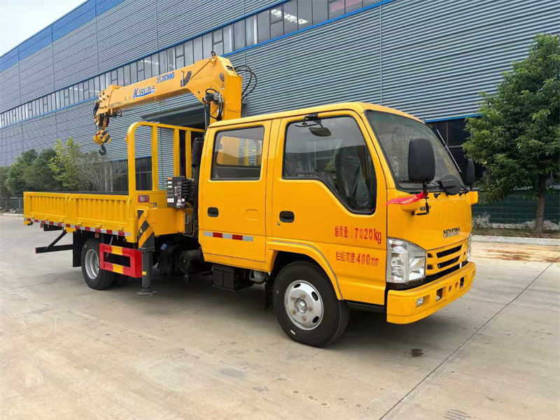 五十鈴雙排座黃牌隨車吊搭載徐工4噸三節(jié)直臂吊機(jī)
