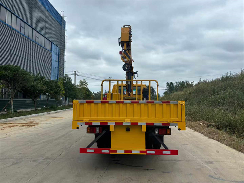 五十鈴雙排座黃牌隨車吊搭載徐工4噸三節(jié)直臂吊機(jī)