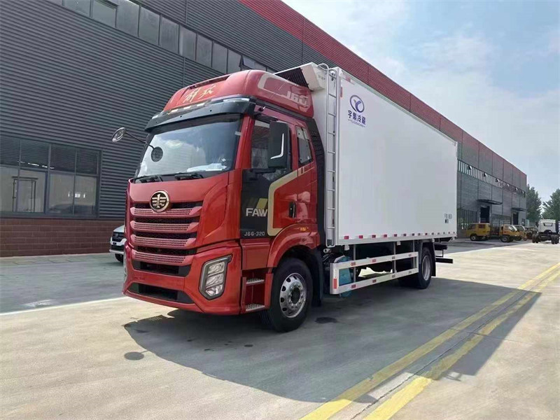 6.8米冷藏車解放J6G大柴320馬力10檔變速箱