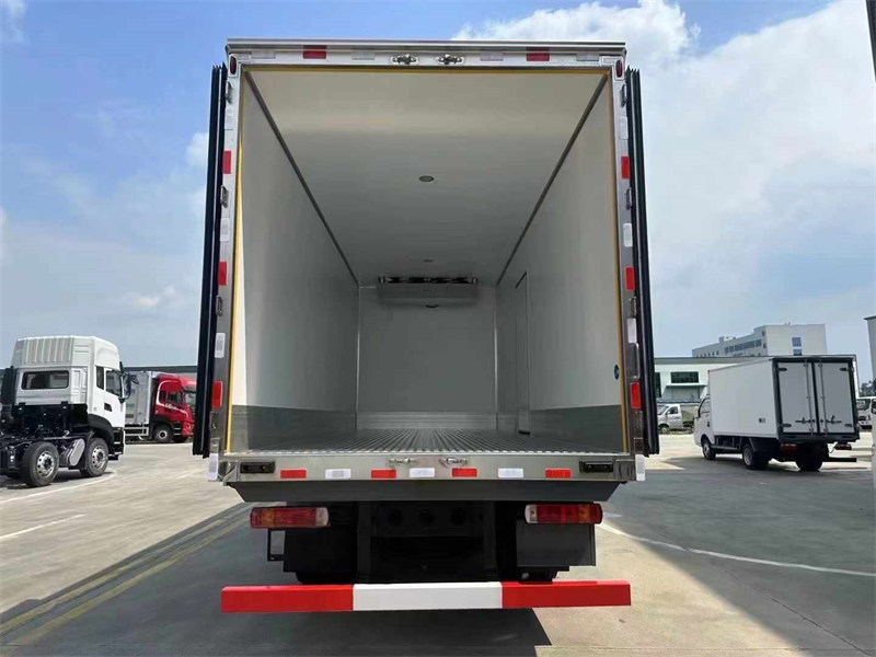 6.8米冷藏車解放J6G大柴320馬力10檔變速箱