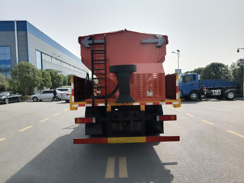 東風(fēng)天錦除雪車加清洗機