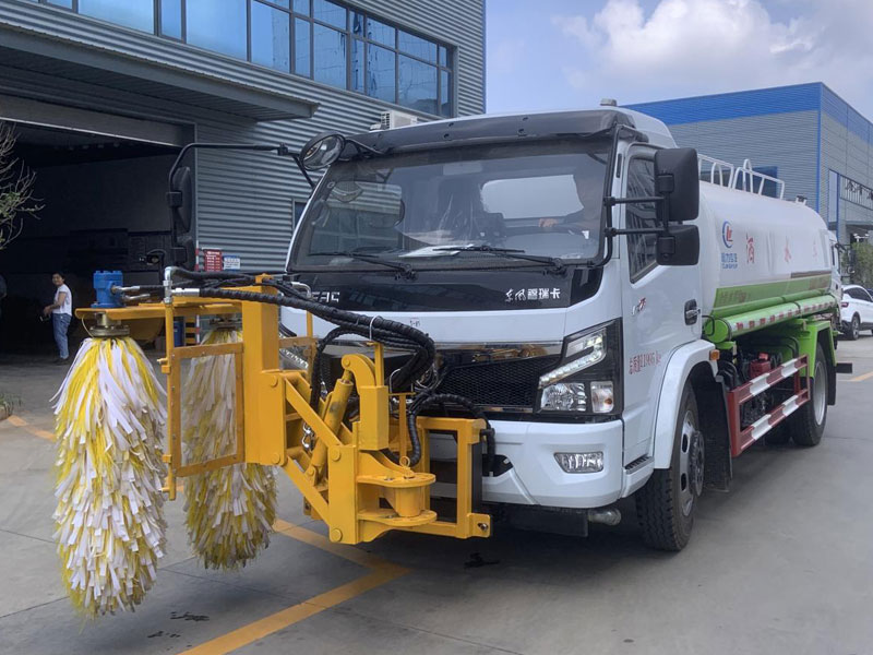 加裝前置高速護(hù)欄清洗機(jī)