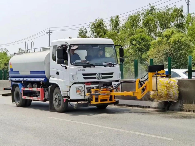 加裝前置避障高速護欄清洗機(新)泡沫噴淋系統(tǒng)