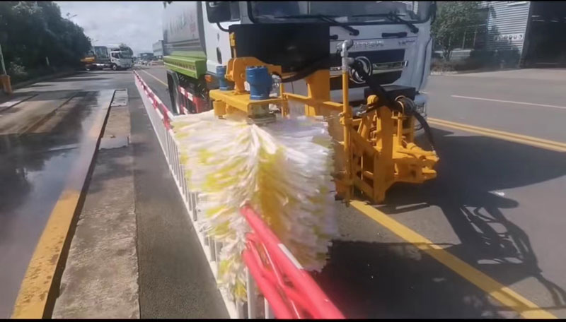 加裝前置避障高速護欄清洗機(新)泡沫噴淋系統(tǒng)