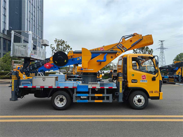 東風(fēng)多利卡31米直臂高空作業(yè)車