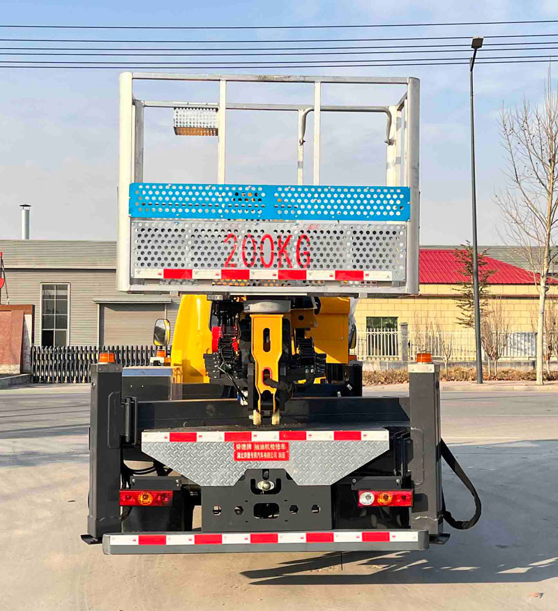 福田領(lǐng)航SDS5040XJXBJ6抽油機(jī)檢修車