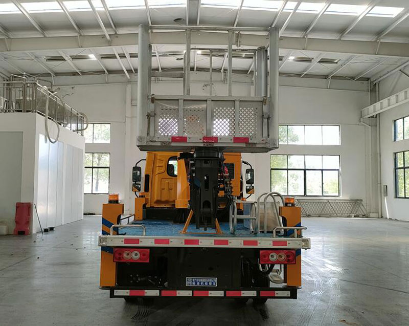 程力福田領(lǐng)航M5-CL5040XJX6AJB抽油機(jī)檢修車