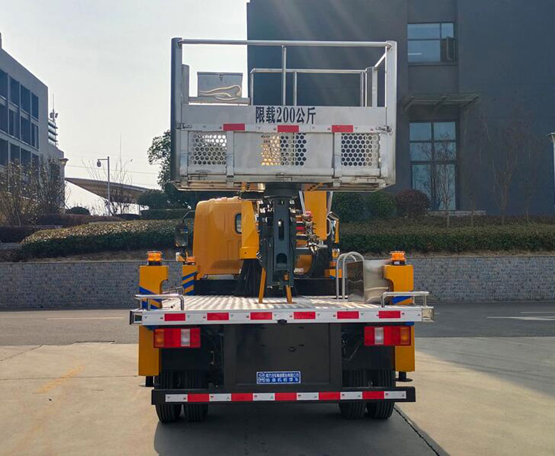程力重汽豪沃CL5044XJX6ADS抽油機(jī)檢修車