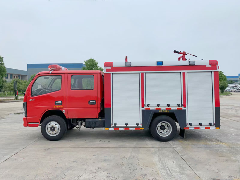 東風(fēng)小多利卡水罐消防車（內(nèi)藏罐）