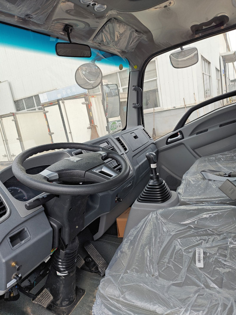 重汽豪沃7方路面養(yǎng)護(hù)車