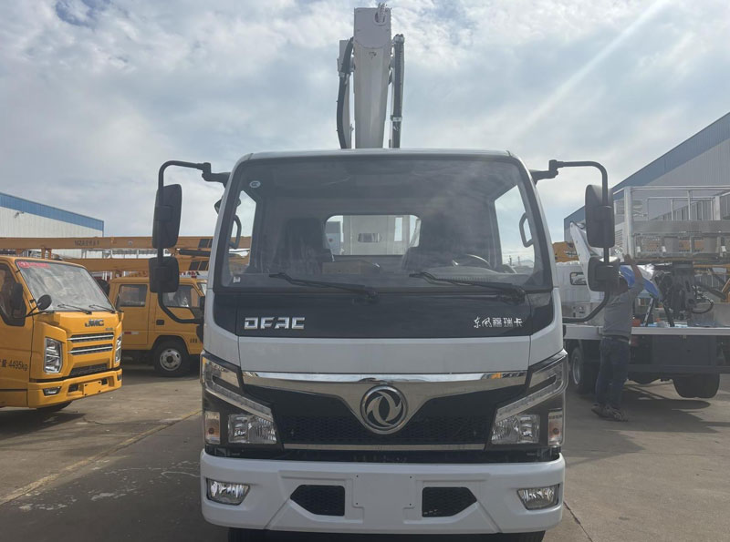 程力華鑫18米東風(fēng)福瑞卡出口直臂高空作業(yè)車