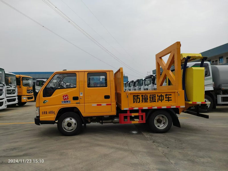 程力華鑫江鈴順威5045一次翻轉(zhuǎn)防撞緩沖車
