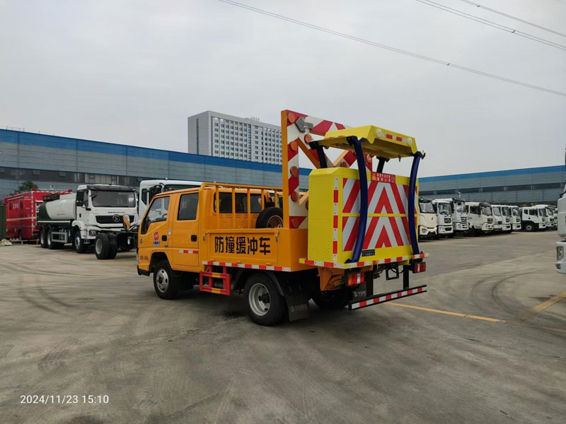 程力華鑫江鈴順威5045一次翻轉(zhuǎn)防撞緩沖車