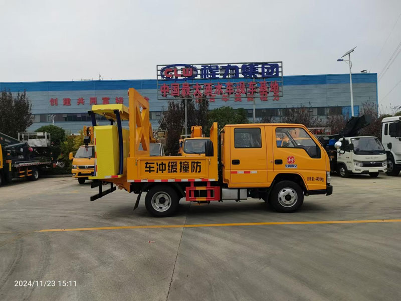 程力華鑫江鈴順威5045一次翻轉(zhuǎn)防撞緩沖車