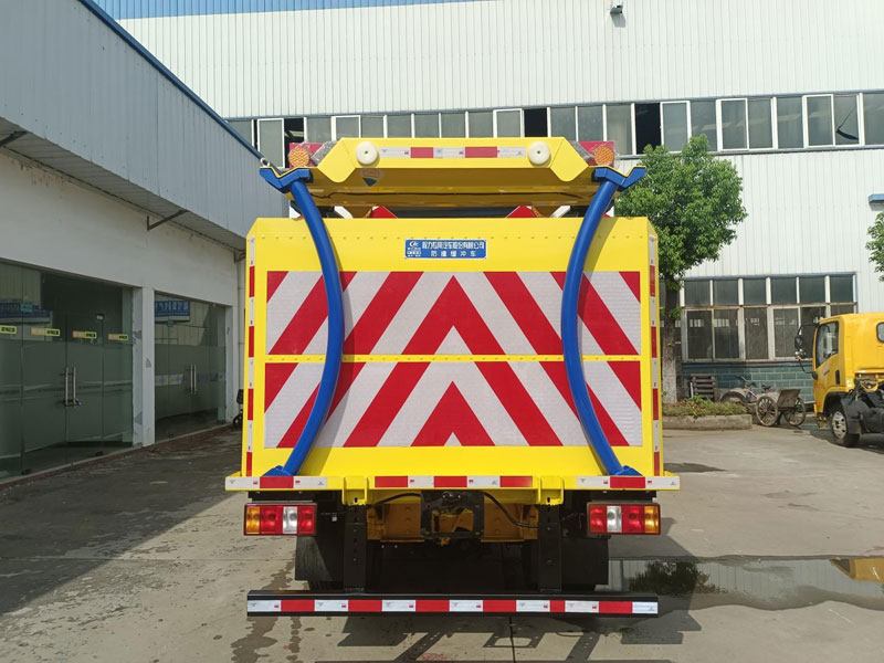 程力華鑫江鈴順達(dá)5041二次翻轉(zhuǎn)防撞緩沖車