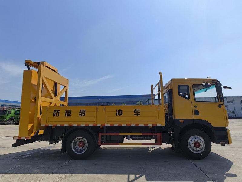 程力華鑫東風(fēng)D9一次5100防撞緩沖車