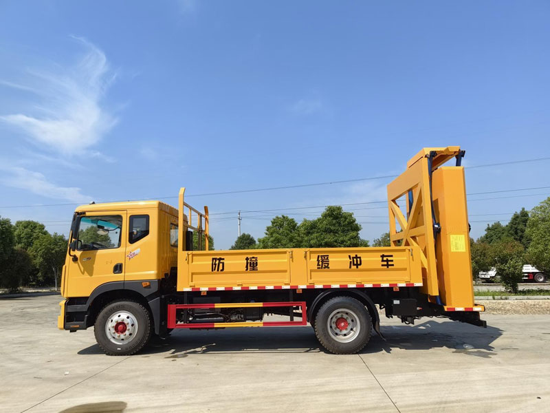 程力華鑫東風(fēng)D9一次5100防撞緩沖車